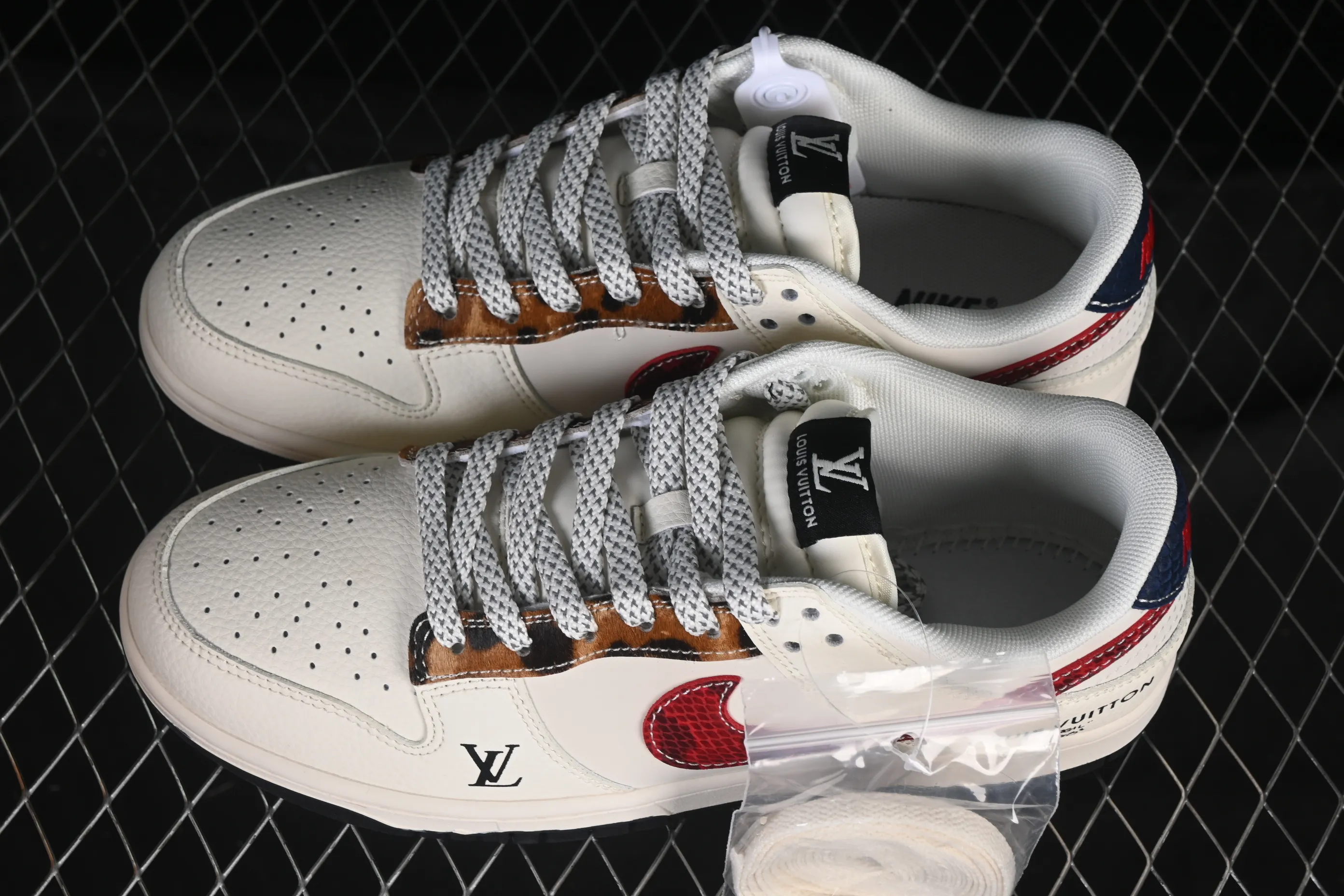 All categories Nk SB Dunk Series Nk SB Dunk Low High-end customized low-top sneakers Nike SB Dunk Low LV co-branded dark red hook Anniversary high-end customized low-top casual sneakers XS6089-627